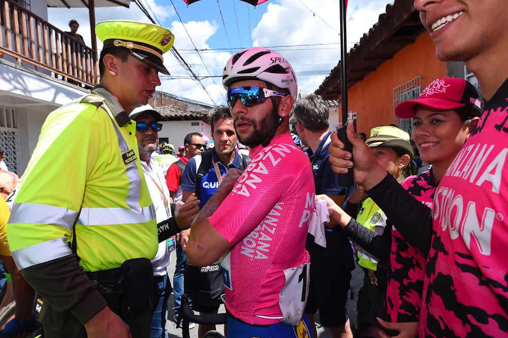 Fernando Gaviria meets the local police at Colombia Oro y Paz