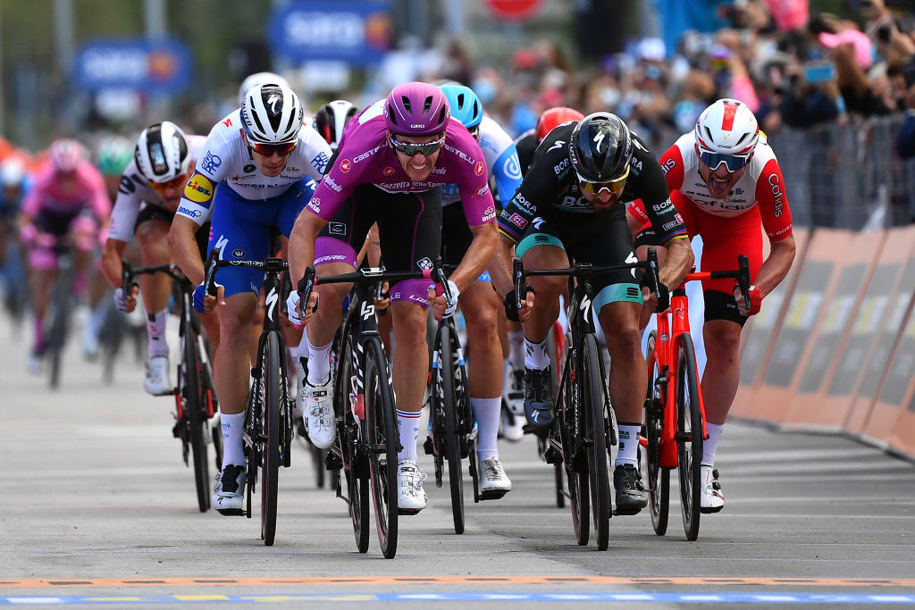 Giro d'Italia: Arnaud Démare wins stage 11 | Cyclingnews