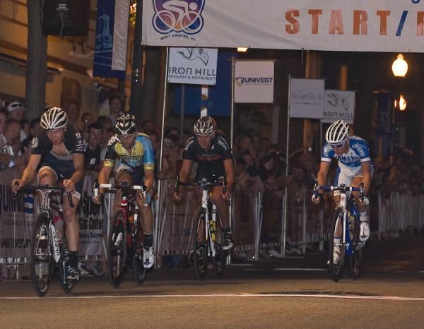 The main group enters the final lap.