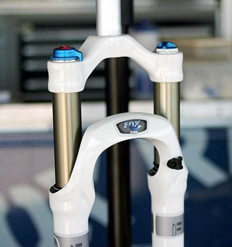 The lightweight F Series gets a new crown and new lower legs, shaving about 100g from last year's model.
