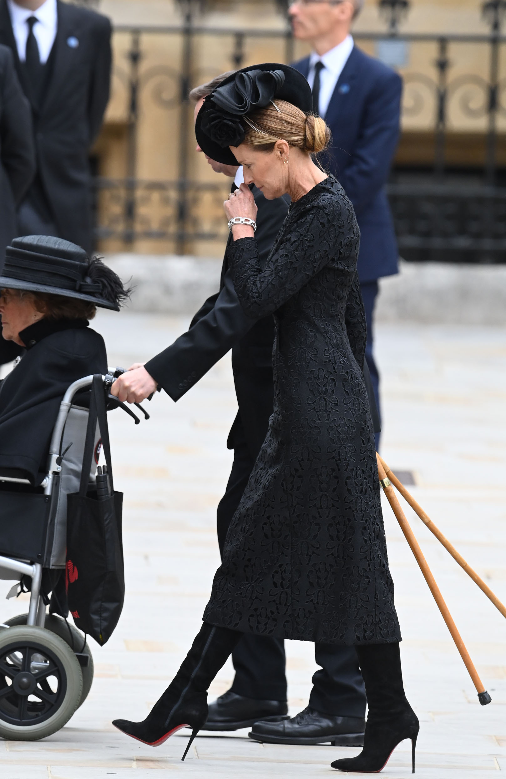 India Hicks walking behind her mother in a wheelchair at Queen Elizabeth's funeral