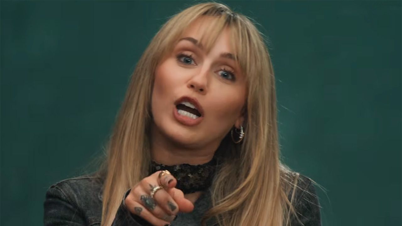 ‘Hij weet niets.’ Een echtgenoot heeft net ontdekt dat Miley Cyrus Hannah Montana is, en de zangeres reageert