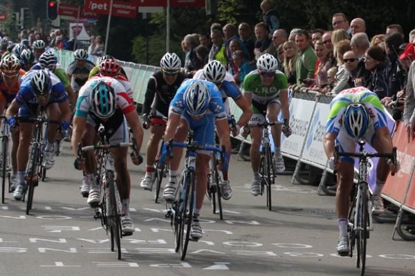 Kenny Van Hummel pushes to the line ahead of Sascha Modolo.