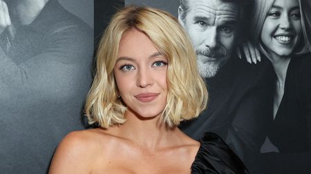 Sydney Sweeney rocked a mini LBD to an event ahead of the 2026 Golden Globes and Oscars. Her hair is still in a lob. 
