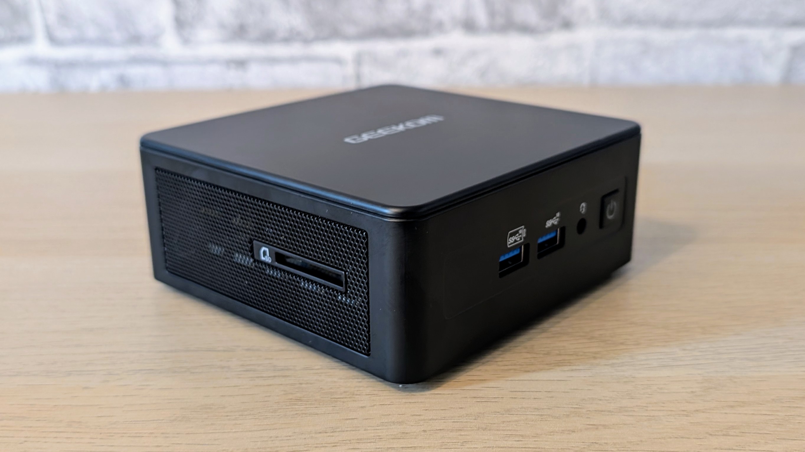 The Geekom IT15AI on a desk