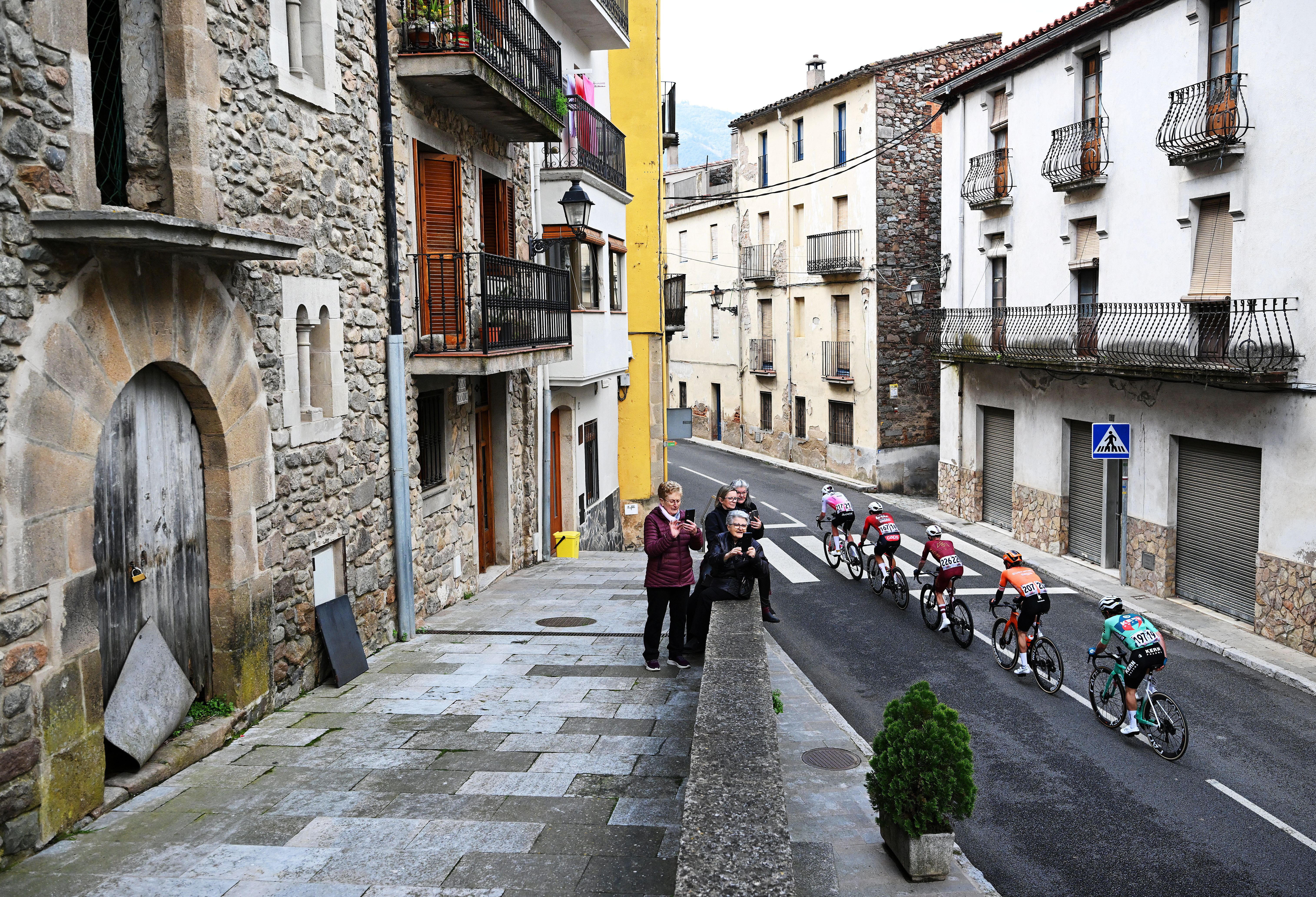 Volta a Catalunya stage 1 LIVE: Breakaway advantage shrinking