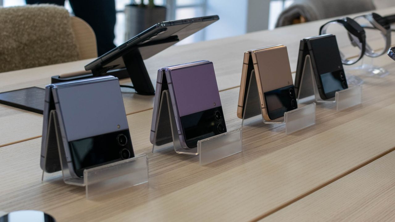 A photograph of several Samsung Galaxy Z Flip 4 in different colours
