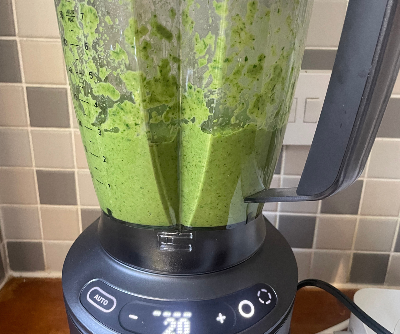 Nutribullet Smart Sense Blender blending green pea soup