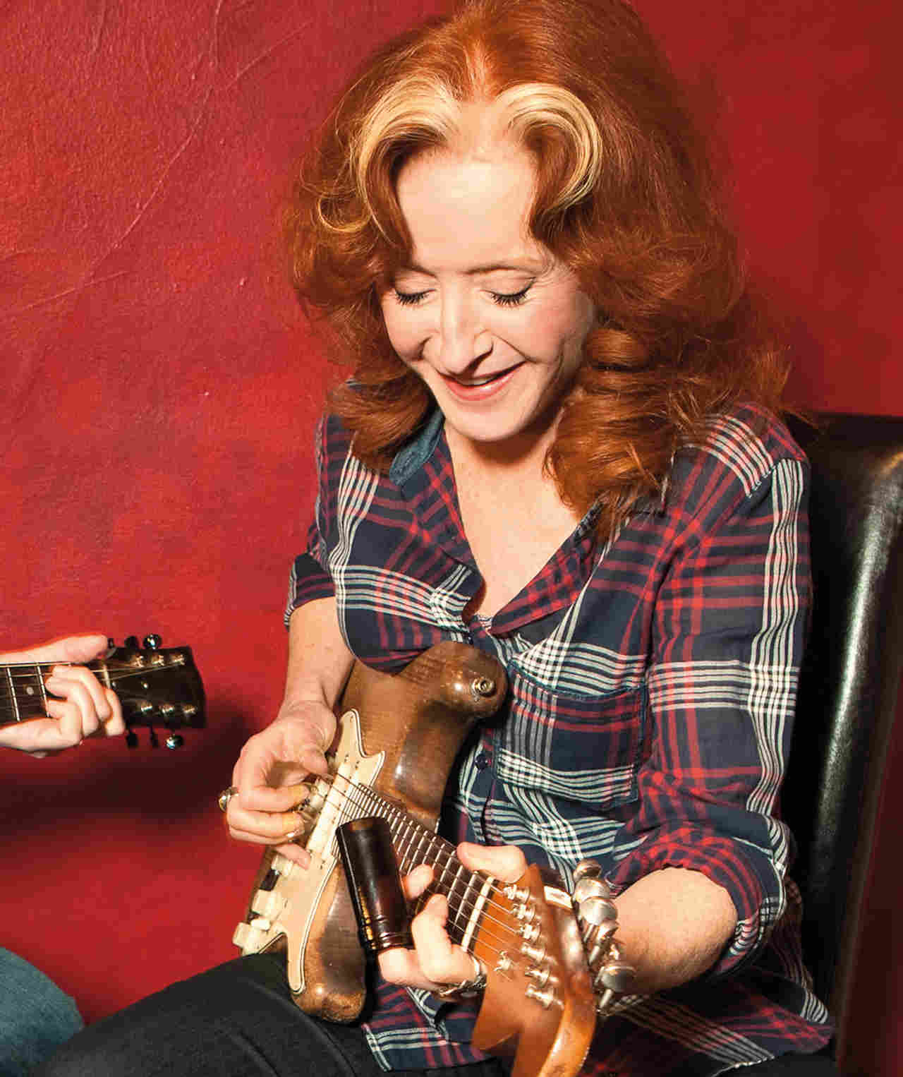 Bonnie Raitt posing for a photograph in 2016