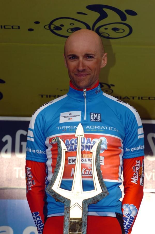 Stefano Garzelli (Acqua &amp; Sapone) and his neptune-style trophy