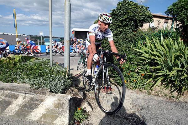 Bettini found a clever way to get up to the front of the peloton.