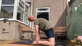 Fit&Well writer Harry Bullmore doing a kneeling extension