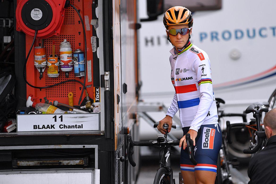 Lizzie Deignan heads to the start
