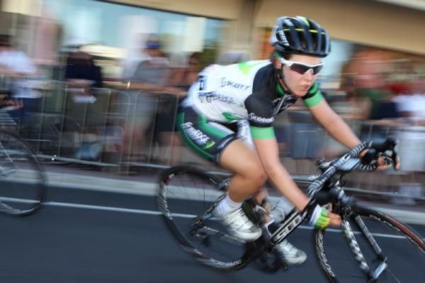 Amanda Spratt (GreenEDGE-AIS) on the first corner.