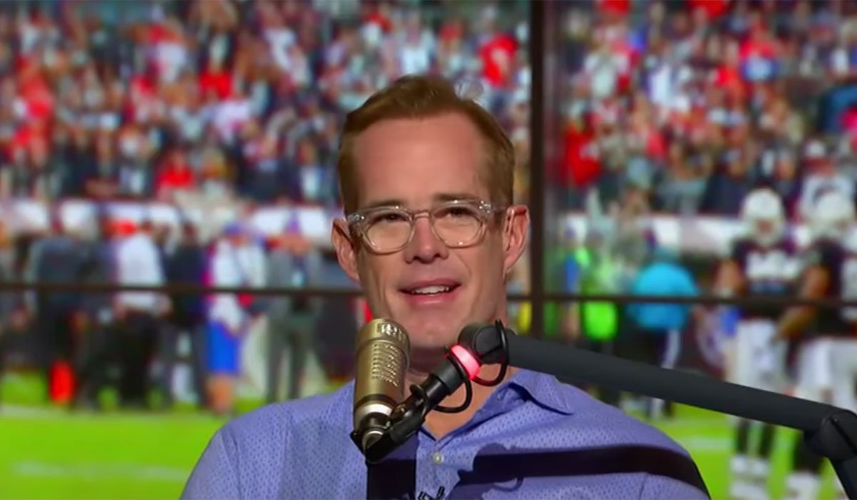 Joe Buck talking into a microphone.