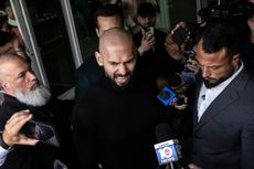 FORT LAUDERDALE, FLORIDA - FEBRUARY 27: Andrew Tate (C) and Tristan Tate (obscured) arrive in the United States after a travel ban on them was lifted, at the Fort Lauderdale-Hollywood International Airport on February 27, 2025 in Fort Lauderdale, Florida. The influencer brothers were arrested in late 2022 and charged with human trafficking alleging that they participated in a criminal ring that lured women to Romania, where they were sexually exploited. Andrew Tate was also charged with rape