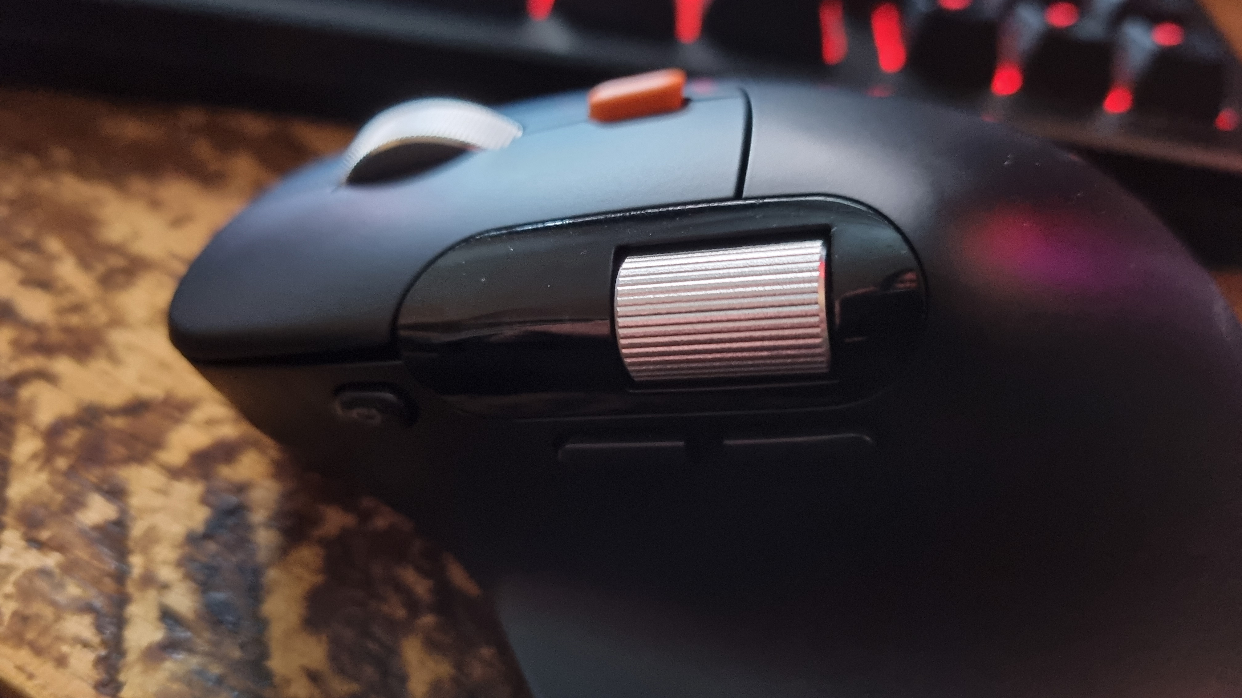 The side scroll wheel of the ProtoArc EM25 ergonomic mouse
