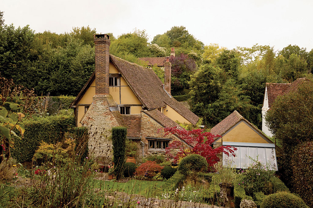 Houses for sale with beautiful fireplaces: Palm Cottage, Loose, Kent. 