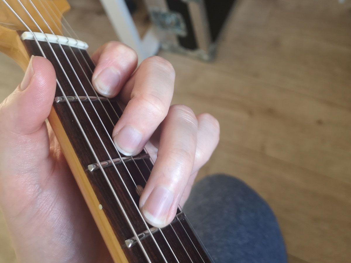 How to play the F chord on guitar