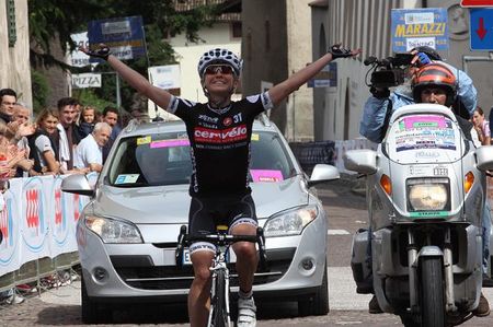 Emma Pooley (Cerv&eacute;lo TestTeam) solos to victory on the opening stage and takes a commanding GC lead.