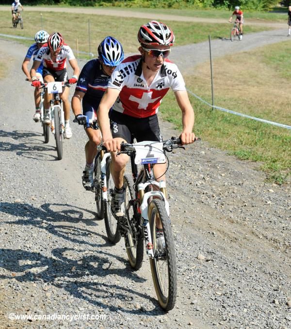 Mathias Fl&uuml;ckiger (Switzerland) leads Alexis Vuillermoz (France) and Thomas Litscher (Switzerland) into the first full lap