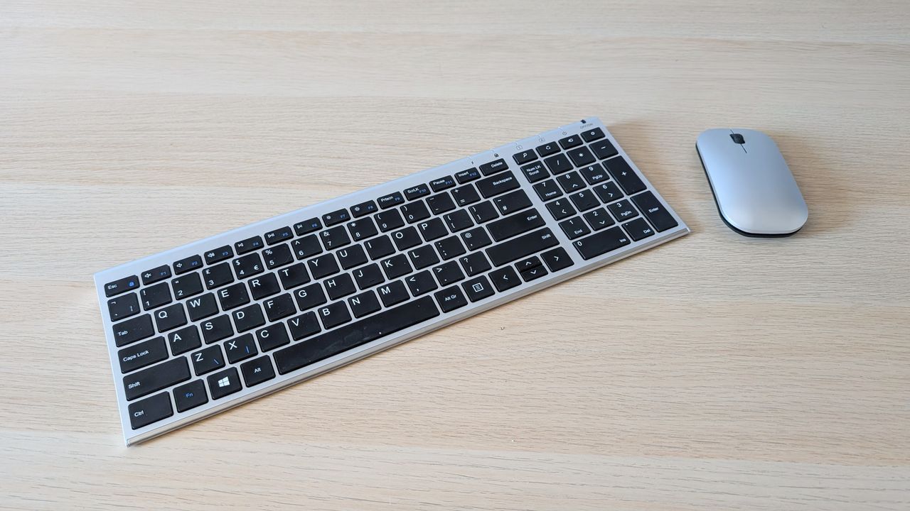 The Medion Signium 27 S1 all-in-one PC on a desk