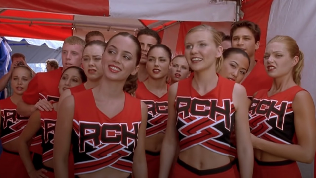 Kirsten Dunst and the whole cheer squad about to take the stage in Bring it On.
