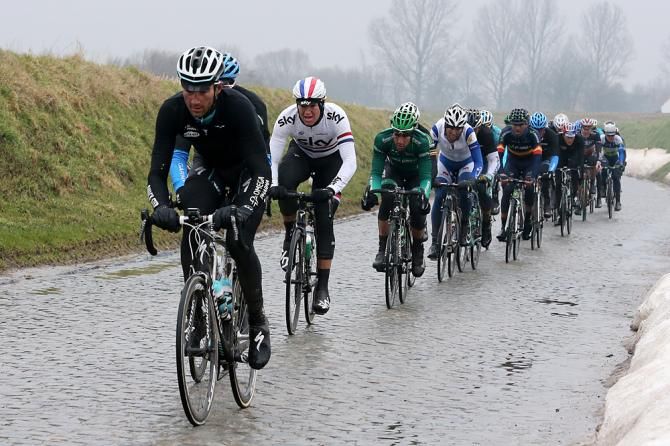 The first chase group on the Holleweg.