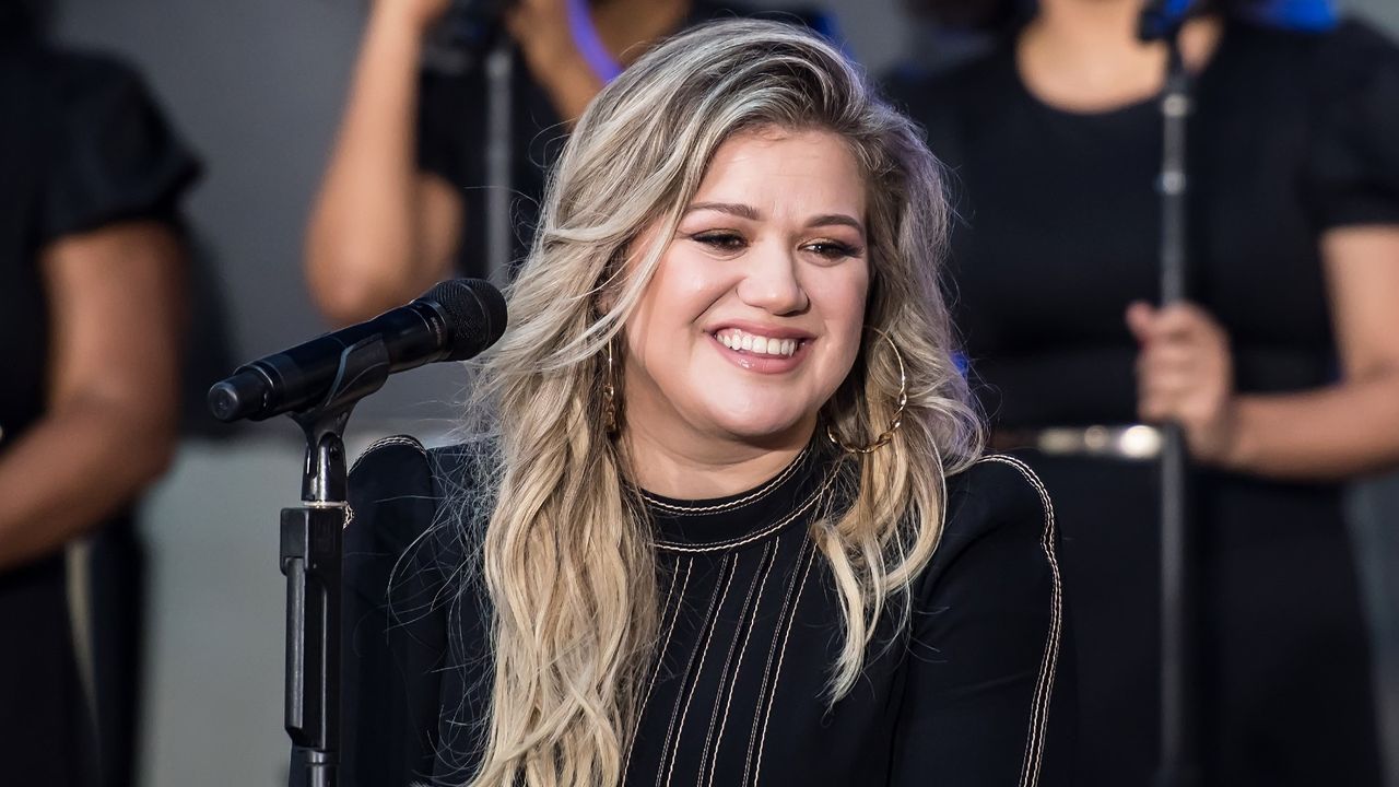 Kelly Clarkson smiles for the camera