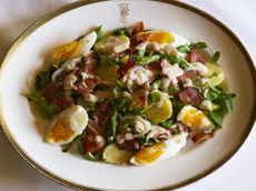 Warm salad with asparagus, bacon and chicken liver