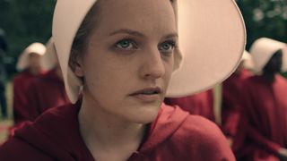 En närbild på Elisabeth Moss i sin roll som June i HBO Max-serien The Handmaid's Tale