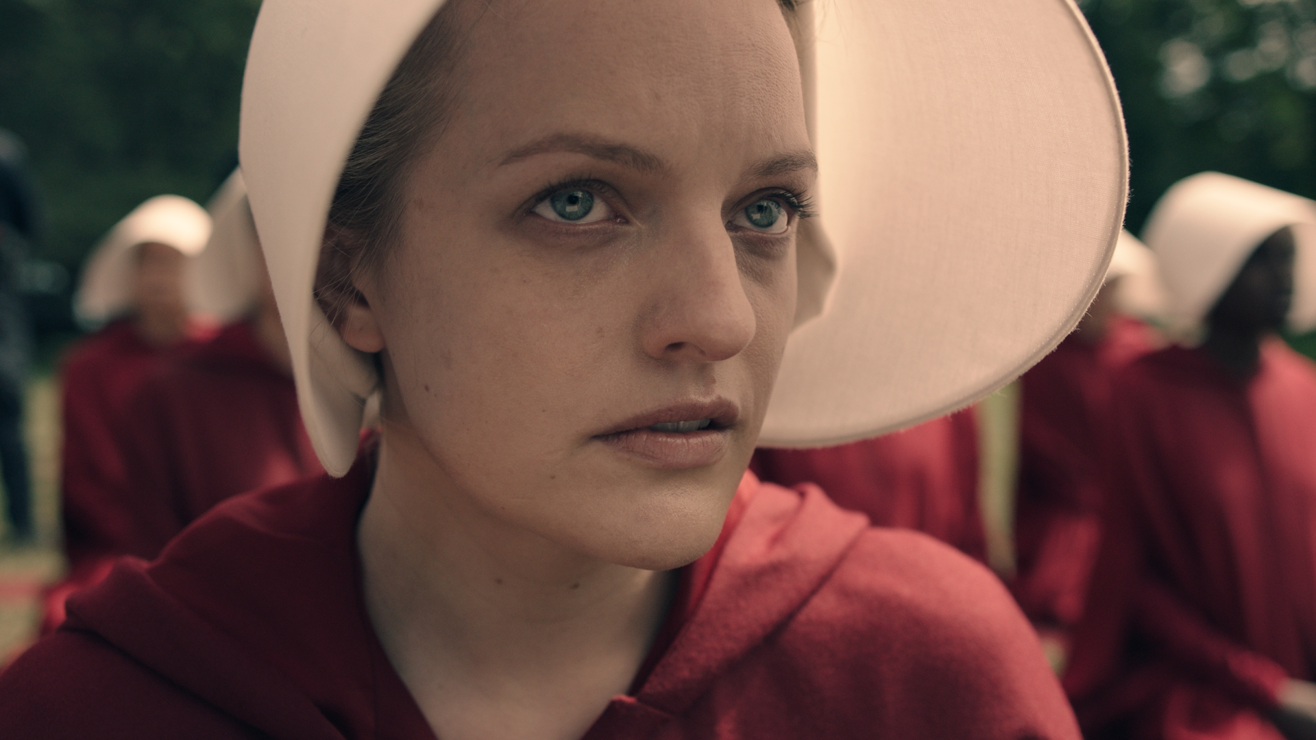 Elisabeth Moss' Offred nhìn vào một thứ không phải là camera trong The Handmaid's Tale