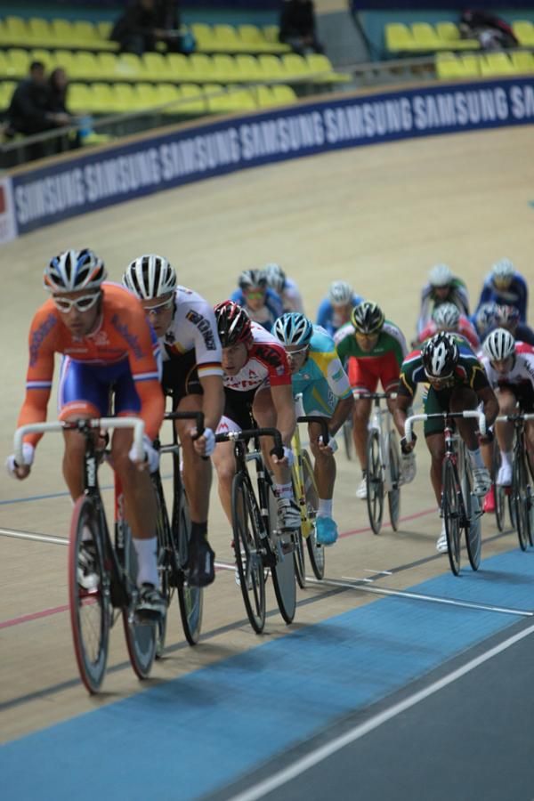 The men's scratch race action
