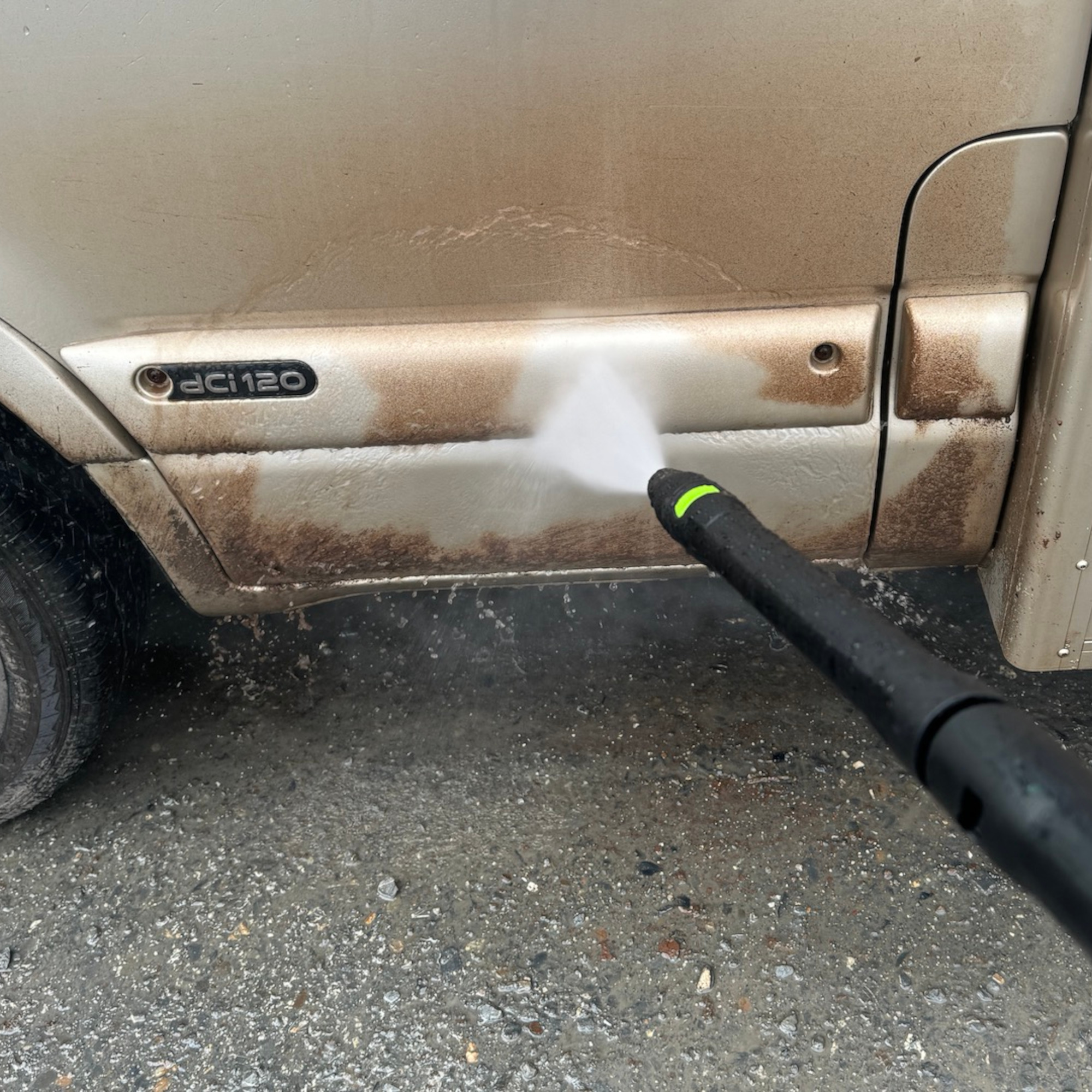cleaning a dirty horse box with the greenworks g40 pressure washer