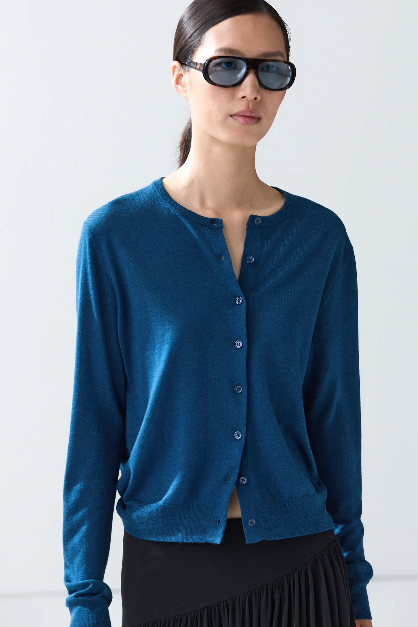 A model wearing a Massimo Dutti cobalt blue cardigan.
