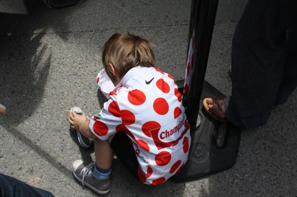 A young fan waiting for the Schlecks to appear