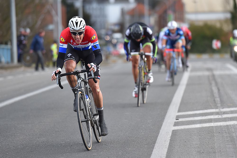 Niki Terpstra attacks near the end of Dwars door Vlaanderen