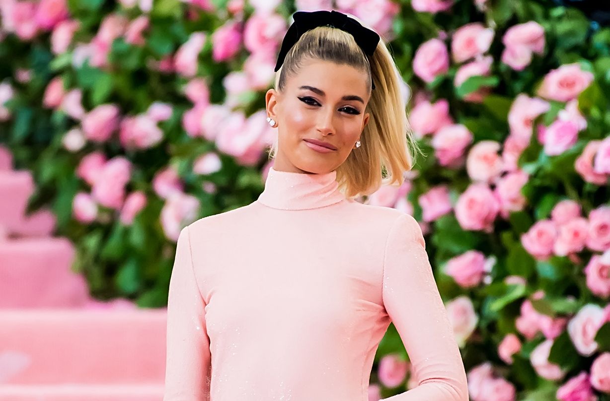 hailey baldwin wedding dress error