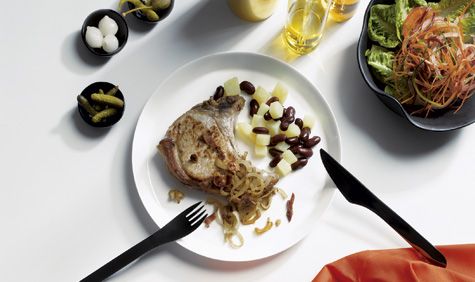 Artist&#039;s Palate with white dish and background