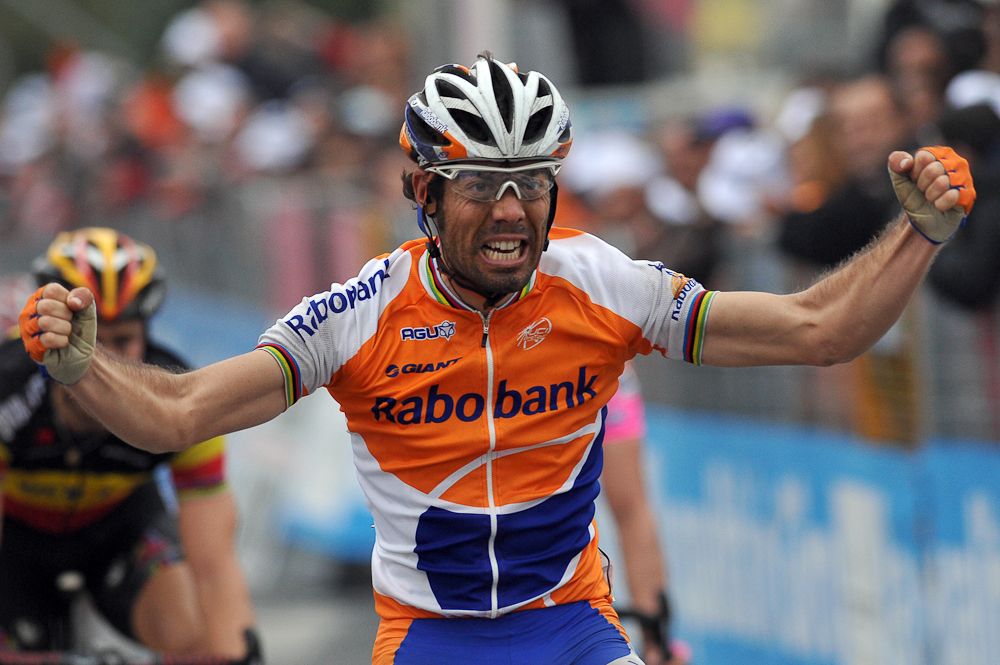 Oscar Freire crosses the finish line of the 101st Milan-San Remo spring classic in victory on March 20, 2010