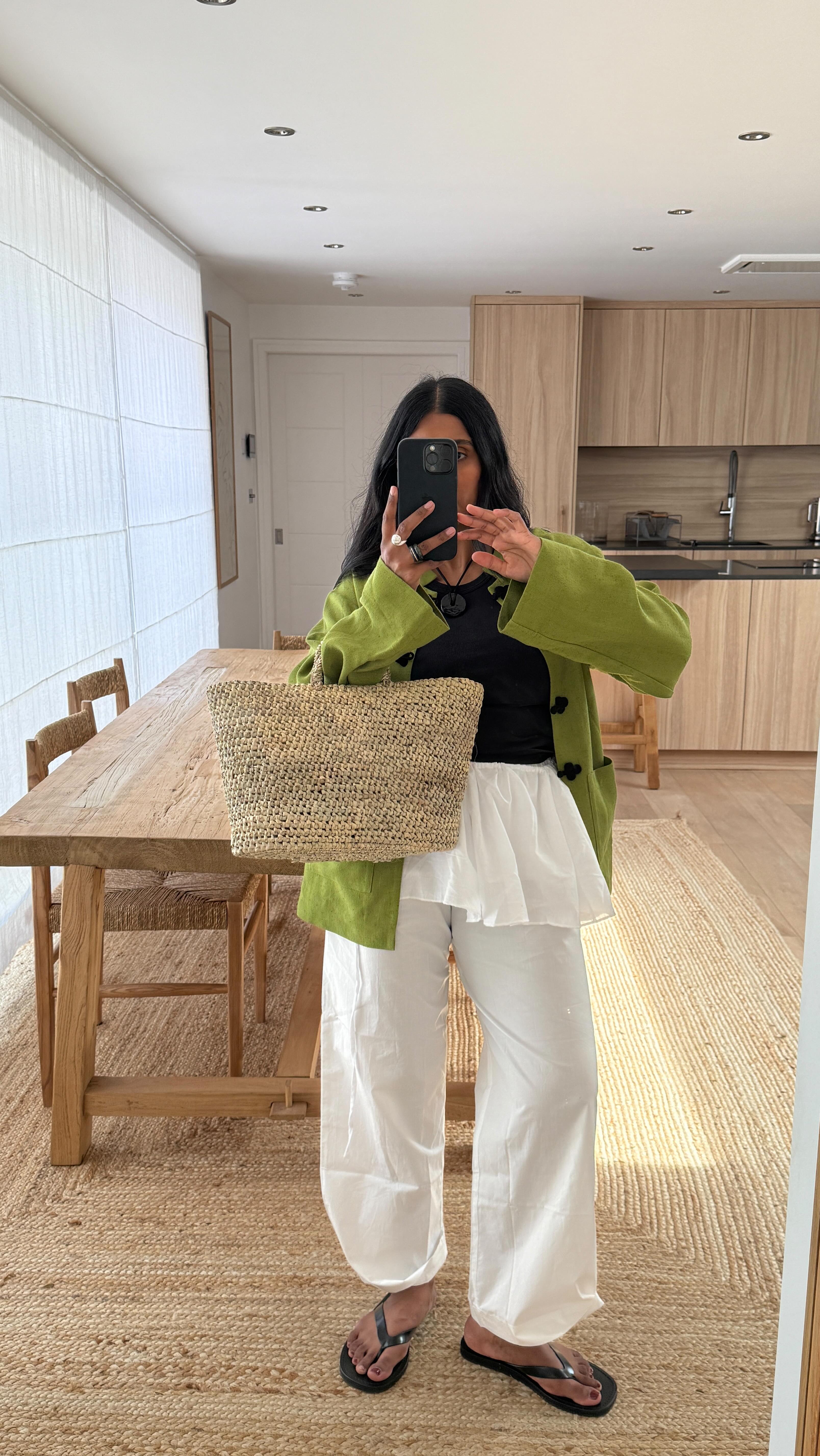 Monikh wears 90s style flip-flops