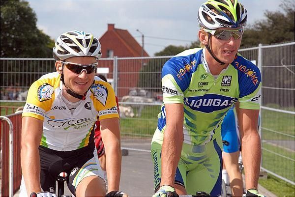 Polish riders Michal Golas (Collstrop) and Maciej Bodnar (Liquigas) before the start.