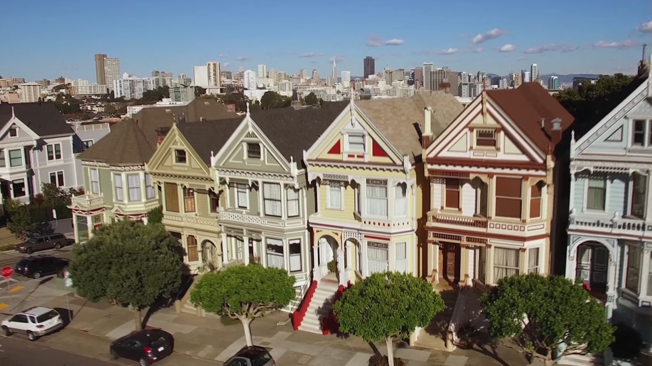 The San Francisco "Painted Ladies" home made popular by Full House is shown in the Fuller House opening credits.
