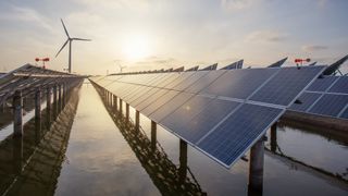 Un parc de panneaux solaires et d'éoliennes