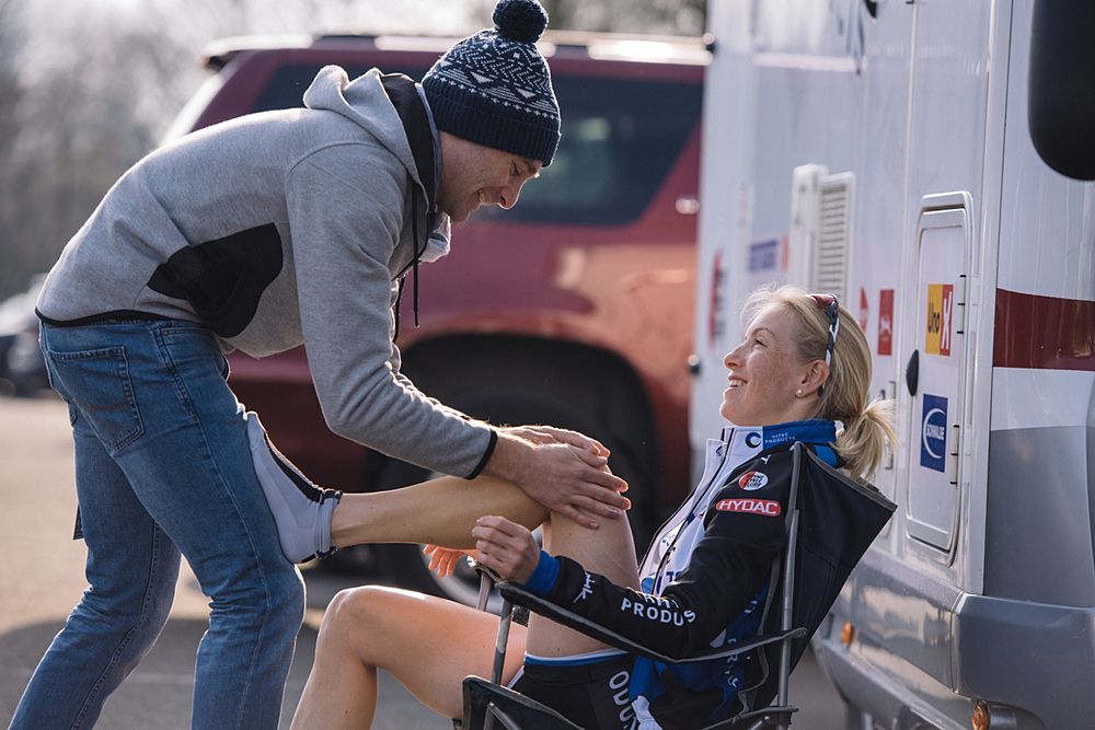 Time to apply the embrocation in the chilly conditions - 2016 Omloop het Nieuwsblad - Elite Women