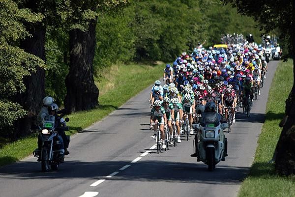 The bunch comes through a couple minutes back from the lead group.