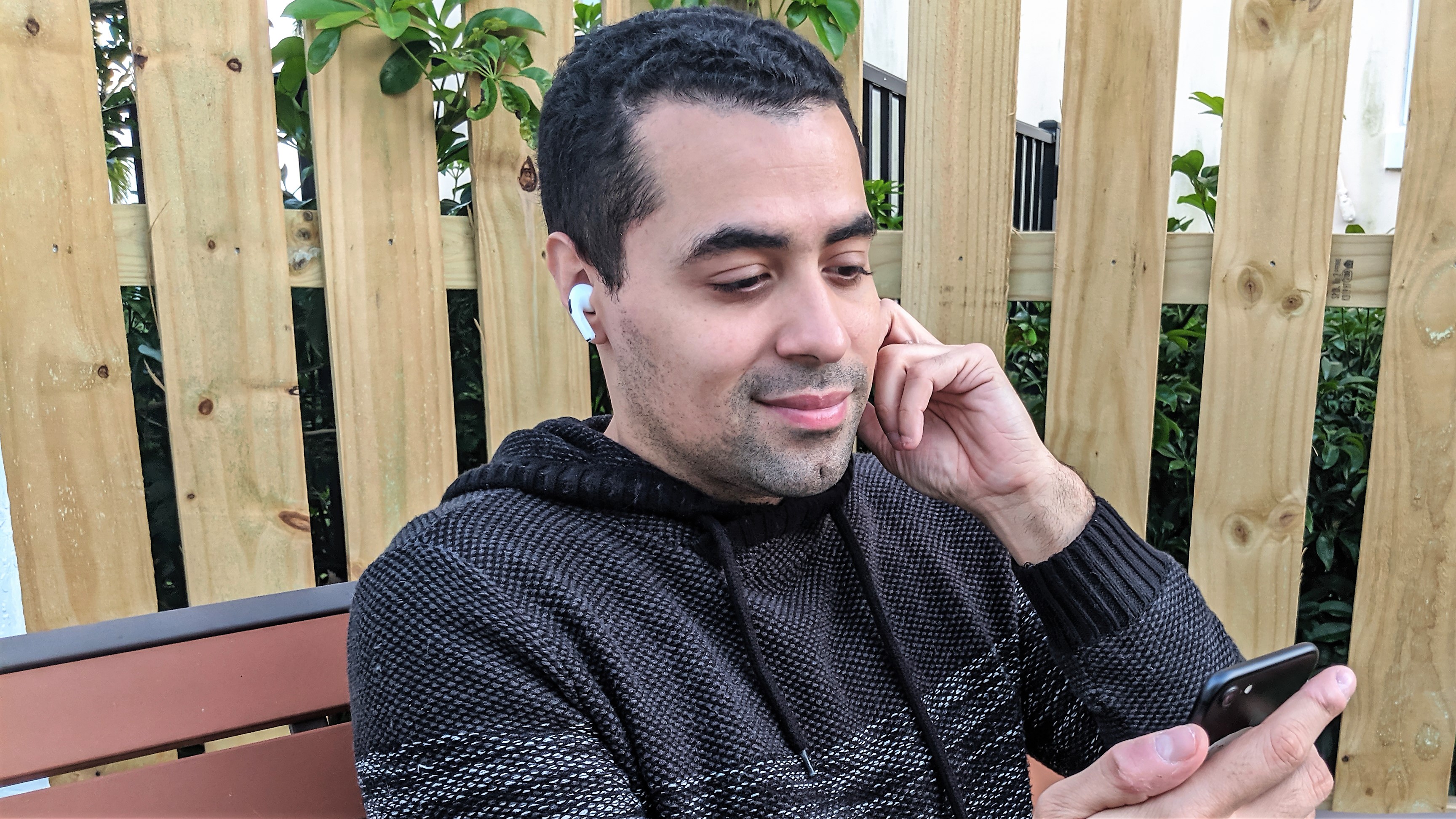 Reviewer who uses AirPods Pro to make Facetime calls