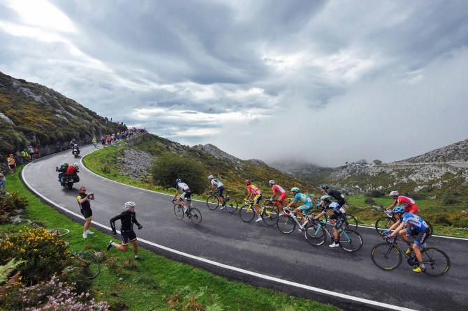 The top GC riders all together on the road to Lagos de Covadonga