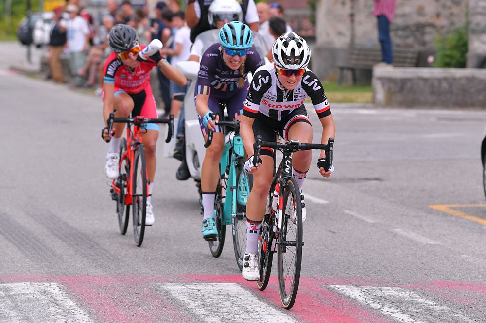 Ruther Winder (Sunweb) leads the late-break with Tayler Wiles (Trek-Drops) and Alice Arzuffi (Waowdeals)