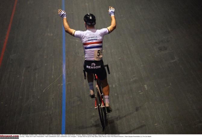 Mark Cavendish waves to the crowd